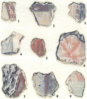 Wandputzfragmente des 9./10. Jahrhunderts aus Staré Mĕsto-Uherské Hradištĕ mit netzartigen Bändern und Streifen in grauen, rötlichen, braunen und bläulichen Farbtönen (Pippal / Daim 2008, S. 59, Abb. 33)