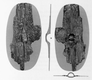 Schild aus Eichenholz mit Resten von eisernen Beschlagteilen und Rohhautüberzug. Fundort: La Tène, Schweiz (Schußmann 2019, 78 Abb. 79)
