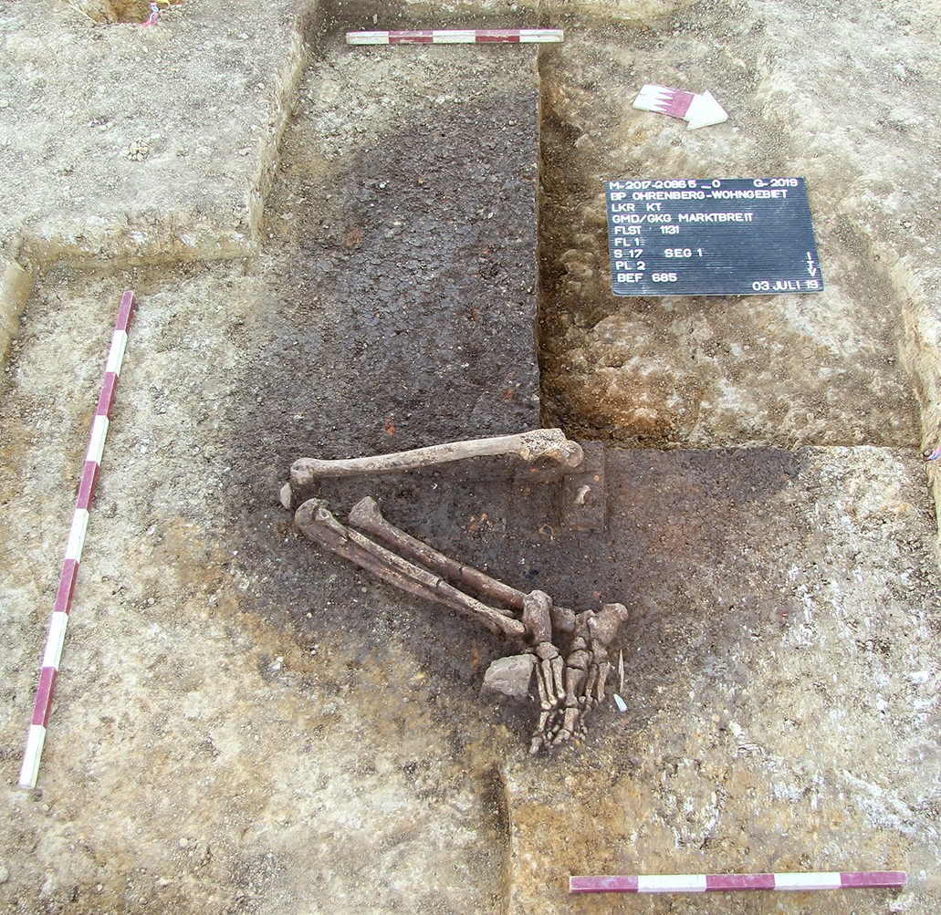 Grab einer erwachsenen Person (vermutlich Mann) mit ungewöhnlicher Körpergröße von mindestens 1,80 Meter, Marktbreit, Unterfranken