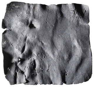 Bleitafel mit Fluch gegen Flavus, Donatus und Florus mit einer Länge von 5,5cm und einer Breite von 5cm (Naad Archäologische Staatssammlung München, https://bavarikon.de/object/bav:ASM-OBJ-0000000D20181797, CC BY-NC-ND 4.0)