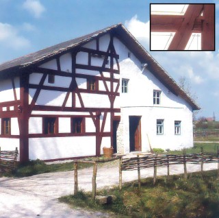 Heutiges Aussehen des Bauernhauses aus Ochsenfeld. Die linke Hälfte zeigt das rekonstruierte Aussehen des 15. Jahrhunderts, die rechte Hälfte den Zustand beim Abbau 1985. Rechts oben: Detail der Farbfassung