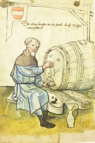 Der Weinschenker Nüssel zapft Wein aus einem angezapften Fass in einen Krug. Unterhalb ein Zuber zum Auffangen von Tropfen. Rechts neben ihm ein Krug mit Trichter zum Befüllen, Nürnberg um 1425 (Mendelsche Zwölfbrüderstiftung, 317.2  fol21v)