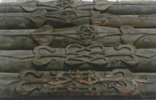 Schwarz gefasste Deckenbalken mit Schnitzdekor aus dem Eichstätter Haus von 1407 – vor der Restaurierung (Bedal 2010, Abb. 26)