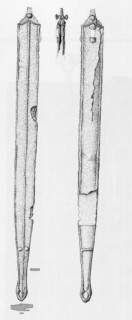 Dieses Exemplar stammt aus Wüstenstein im Landkreis Forchheim aus dem 3. Jahrhundert v.Chr. Das Schwert wurde durch einen Landwirt in den 1980er Jahren gefunden und später durch seinen Sohn verkauft. Als es 1997 amtlich gemeldet wurde, war der Landwirt bereits verstorben, weshalb der genaue Fundort nichtmehr ermittelt werden konnte. Die Fundumstände blieben deshalb ungeklärt. Es ist nicht bekannt, ob das Schwert aus einem Grab, einem Depot oder einem anderen Zusammenhang stammt. Zudem ist das Stück so stark verrostet, dass die Klinge nicht mehr aus der Scheide gezogen werden kann. Nur durch Röntgenaufnahmen konnten wenige Details des Schwerts entschlüsselt werden. (Schußmann 2019, 70 Abb. 69)