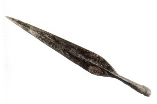 Lange, weidenblattförmige Lanzenspitze mit kräftiger Mittelrippe. Die Tülle diente zur Aufnahme eines hölzernen Schaftes (Abels/Voß 2007, S. 190)