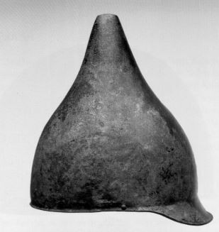 Helm aus Garstadt, Landkreis Schweinfurt. Um 400 v.Chr. (Schußmann 2019, 79 Abb. 81)