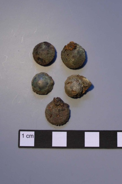 Verschiedene Knöpfe aus Buntmetall aus einem neuzeitlichen Grab (IN TERRA VERITAS)