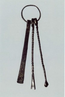 Toilettenbesteck aus Bronze, gefunden im Landkreis Lichtenfels / Oberfranken; die Länge des mittleren Werkzeugs beträgt 8 cm (Quelle: Abels/Voß 2007, 133)