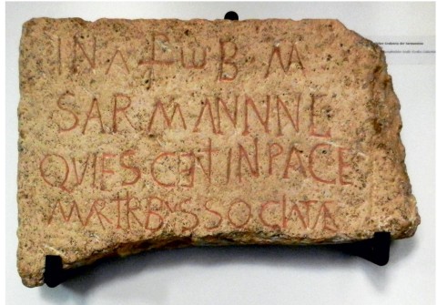 Die Grabinschrift der Sarmanna, Historisches Museum Regensburg (Dresken-Weiland, 2014, S. 45)