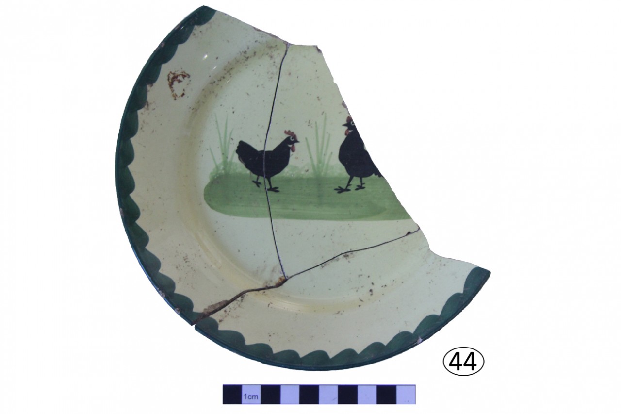 Teile des Tellers der Zeller Keramikfabrik mit dem beliebten Hahn-und-Henne-Motiv