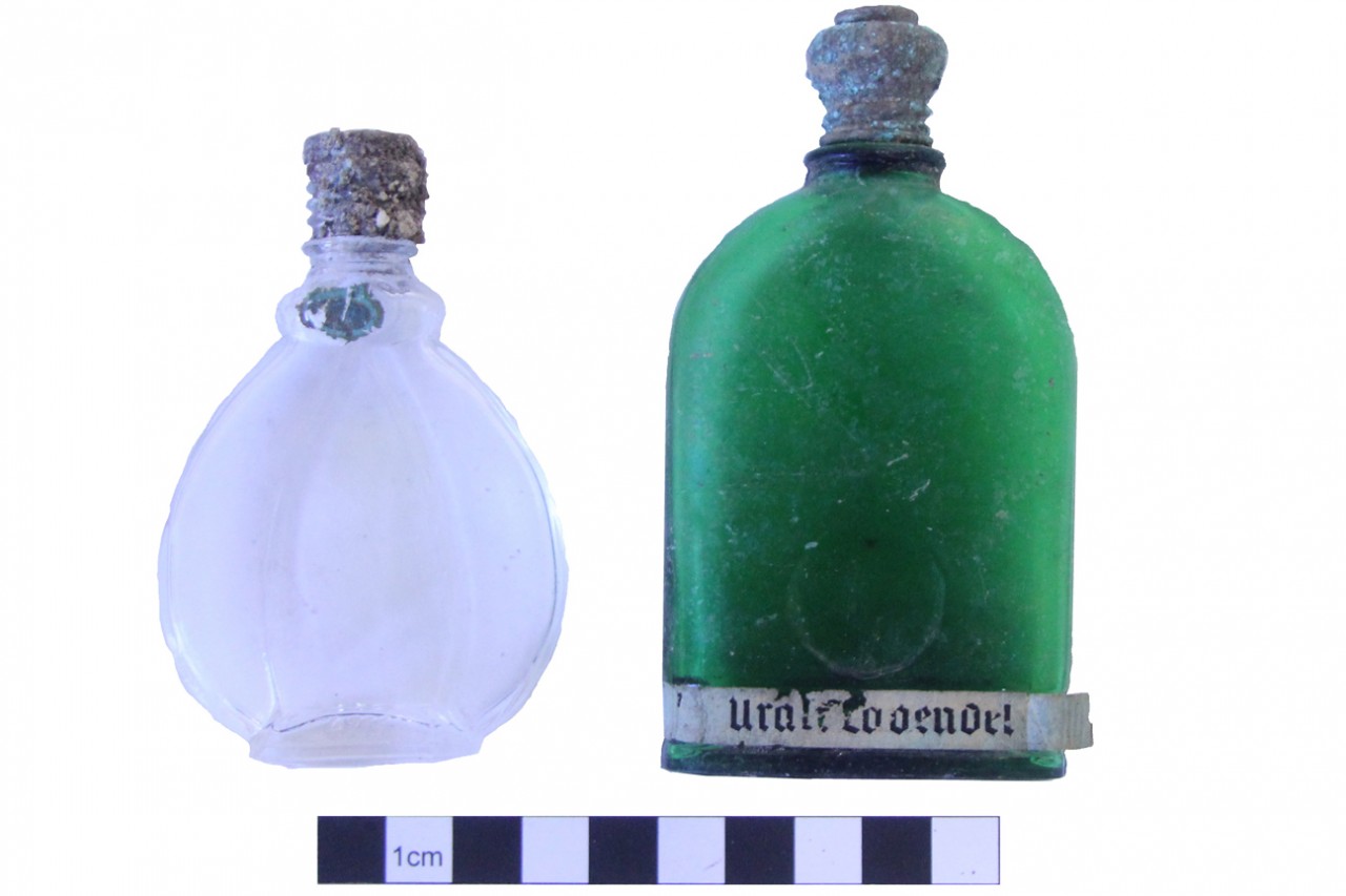 Links: Flacon der Marke 4711 – echt kölnisch Wasser. Rechts: Lohse Uraltlavendel in der ab den 1930er Jahren verwendeten Flaschenform