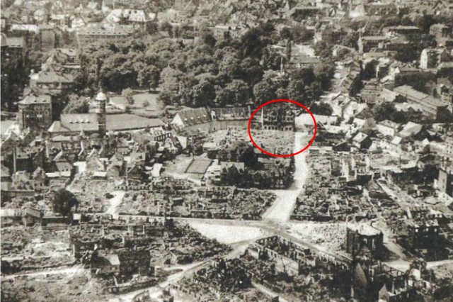 Wöhrd nach dem Luftangriff mit Blick von Osten. Roter Kreis: Lage der Ausgrabung