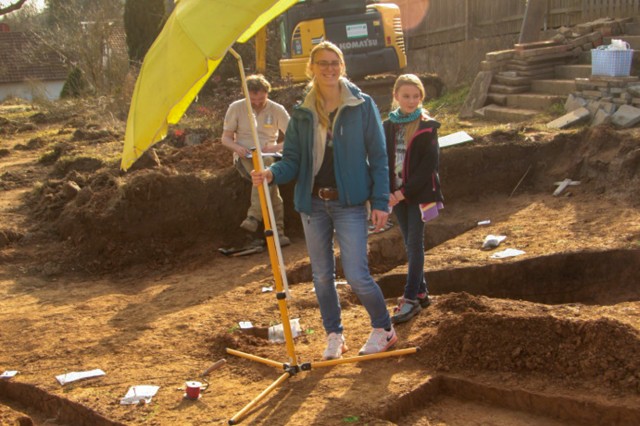 Felizitas Sattel mit Tochter Jule (noch ohne eigene Abfallgrube) bei der Begehung der archäologischen Ausgrabung auf ihrem Grundstück.