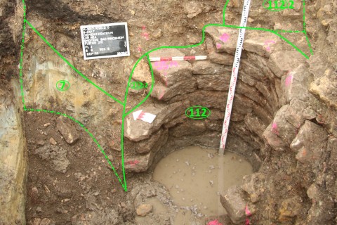 Letzte erhaltene Reste eines Steinbrunnens mit einer Tiefe von über 3m unter der modernen Geländeoberkante