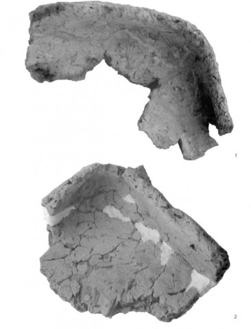 Zwei Ecken einer Tonwanne aus der Grabung in Mikulcice.