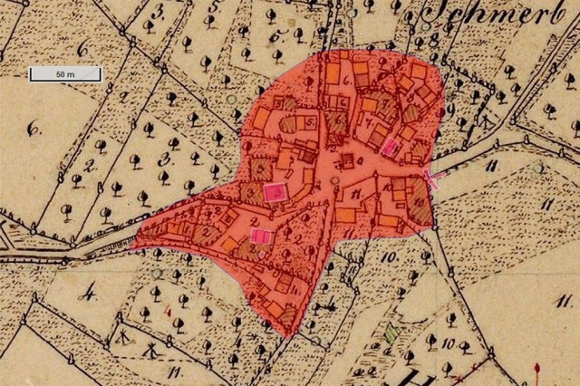 Urkatasteraufnahme aus der Mitte des 19. Jahrhunderts. Über 30 Häuser, darunter 17 Wohnhäuser. Rosa hinterlegt: die noch stehenden Gebäude